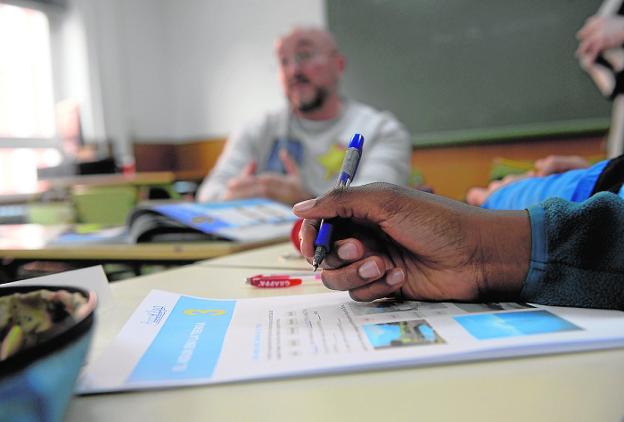 El profesor del IES Alfonso X Diego Reina imparte una de las clases de refuerzo, ayer. 