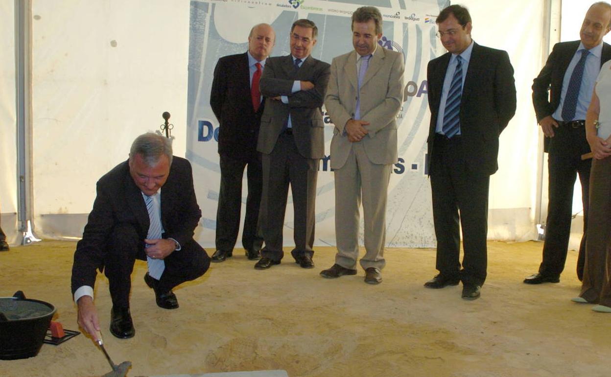 Ramón Luis Valcárcel, en 2006, poniendo la primera piedra de la desaladora de Escombreras.