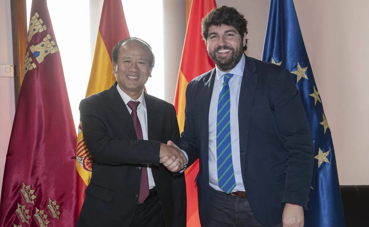 El embajador de Vietnam en España, este jueves, reunido con López Miras.