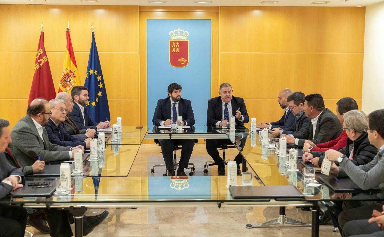 López Miras con Lucas Jiménez, ayer con el consejero Antonio Luengo y directivos del Scrats.