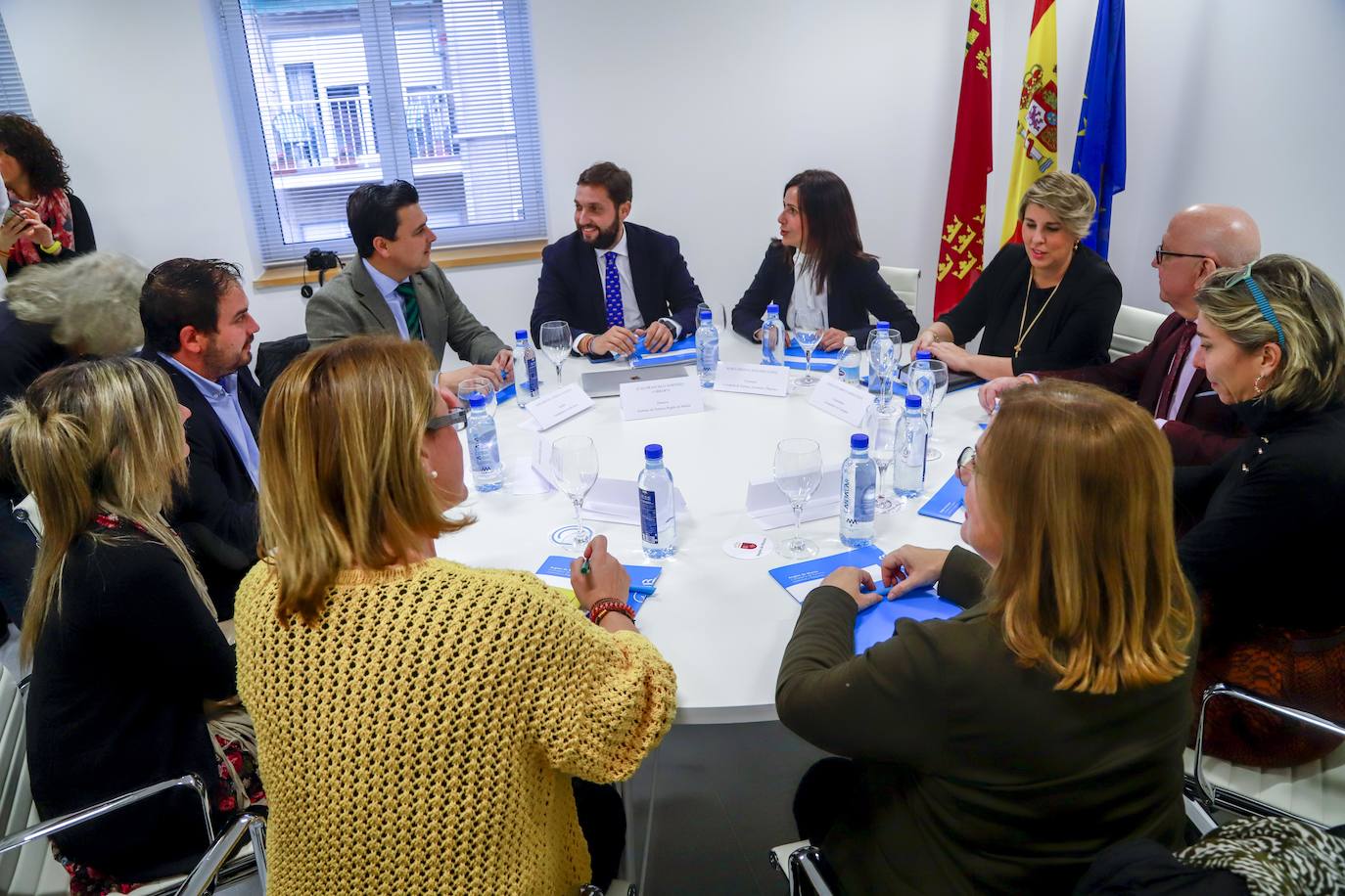 La consejera informa a los alcaldes ribereños de la campaña que dirigirá a los británicos, a compañías aéreas y a centros escolares.