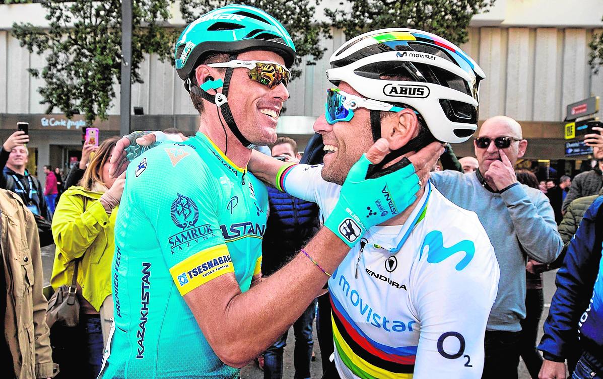 Luis León y Valverde se abrazan al terminar la Vuelta del año pasado, en Murcia.