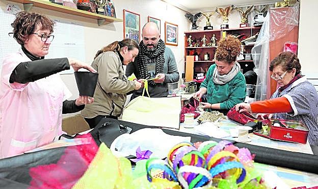 Componentes de la peña El Tangay trabajan en los trajes que lucirán durante los desfiles del Carnaval de Águilas, ayer. 