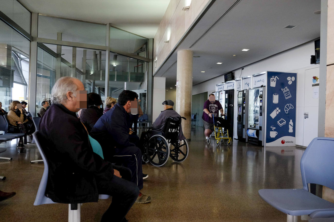 El Gobierno local y el PSOE culpan a la Comunidad de falta de previsión y piden abrir centros de salud por las tardes y prestar atención a domicilio.