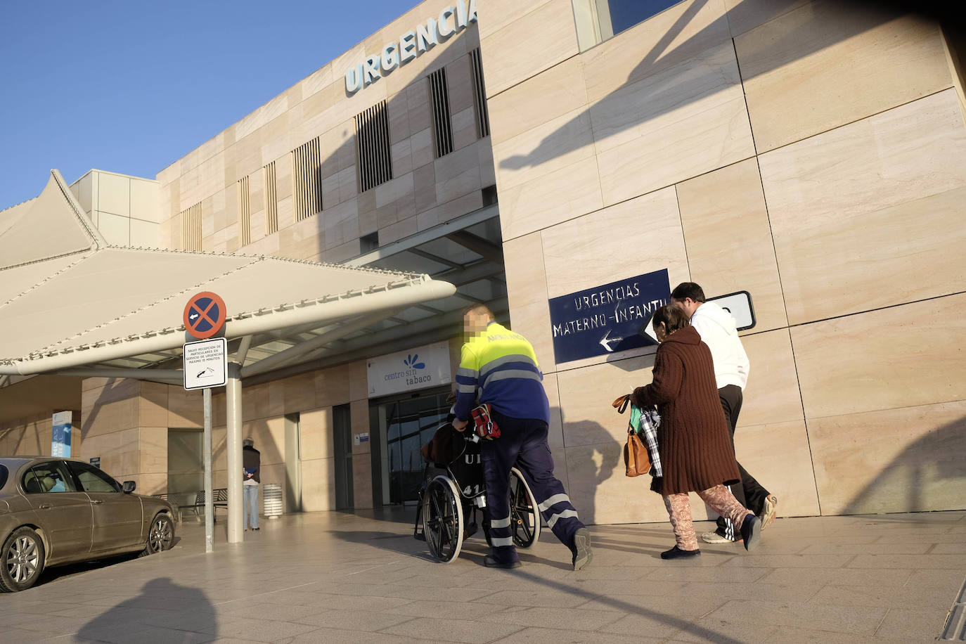 El Gobierno local y el PSOE culpan a la Comunidad de falta de previsión y piden abrir centros de salud por las tardes y prestar atención a domicilio.