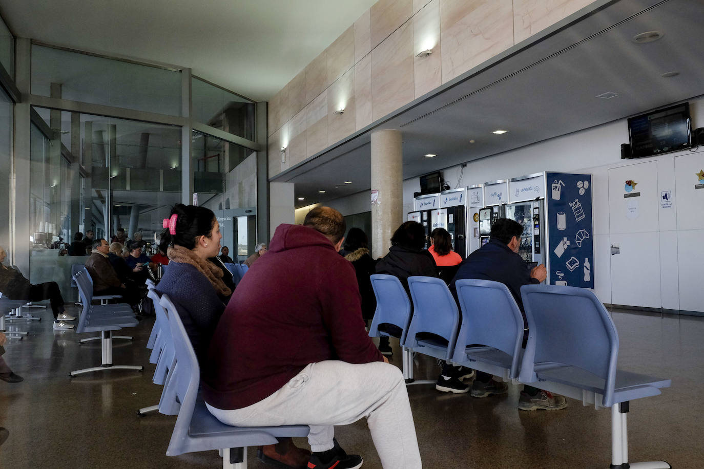 El Gobierno local y el PSOE culpan a la Comunidad de falta de previsión y piden abrir centros de salud por las tardes y prestar atención a domicilio.