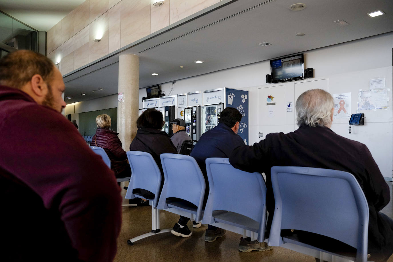 El Gobierno local y el PSOE culpan a la Comunidad de falta de previsión y piden abrir centros de salud por las tardes y prestar atención a domicilio.