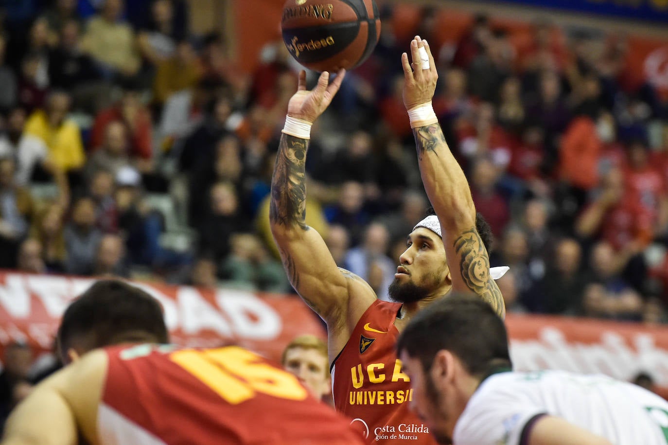 Los universitarios dicen adiós a sus ocho tropiezos consecutivos con su quinta victoria, sostenida en una gran defensa, mejora del juego colectivo y un Eddie autor de 27 puntos