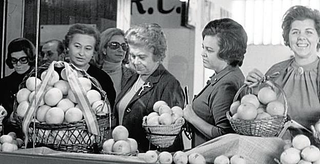 Varias mujeres compran víveres en un mercado hace unas décadas.