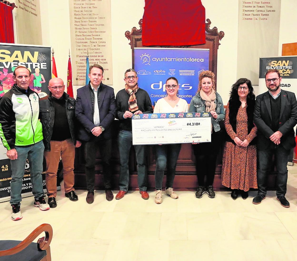 Acto de entrega del cheque en el Ayuntamiento. 