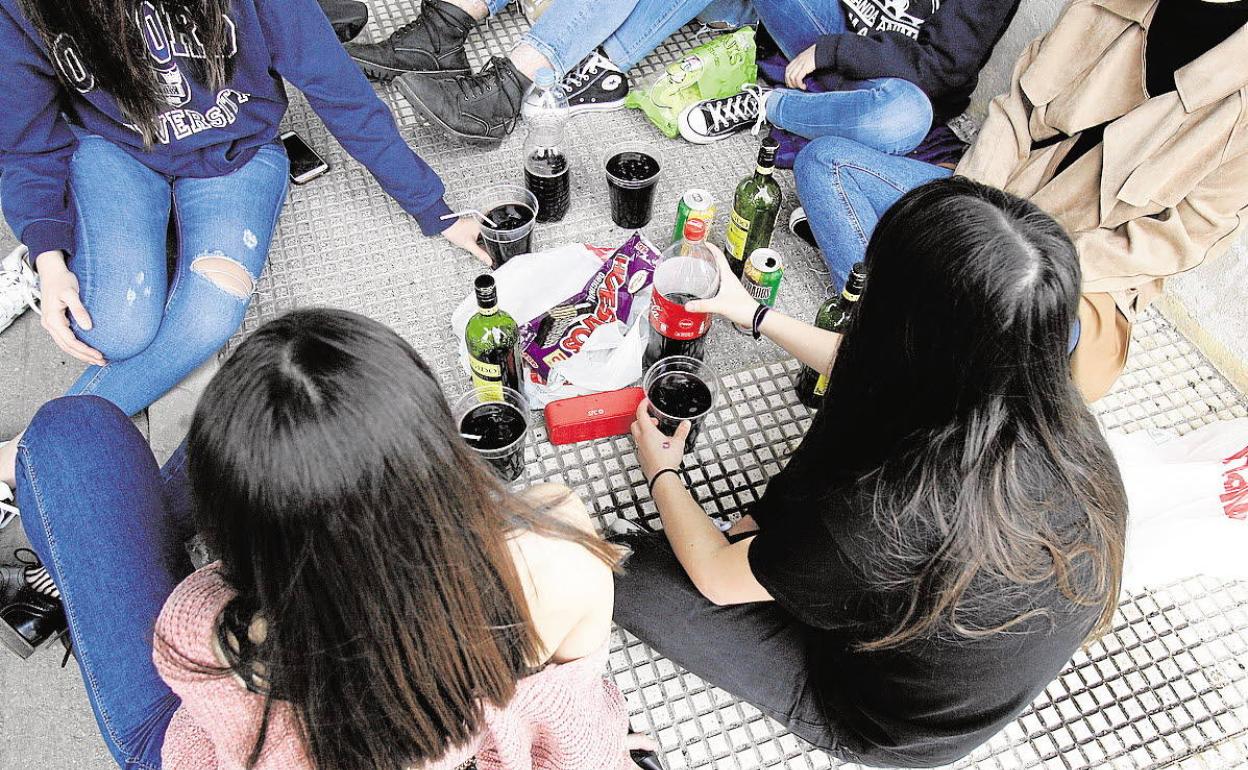 Un grupo de menores consumiendo alcohol en una imagen de archivo.
