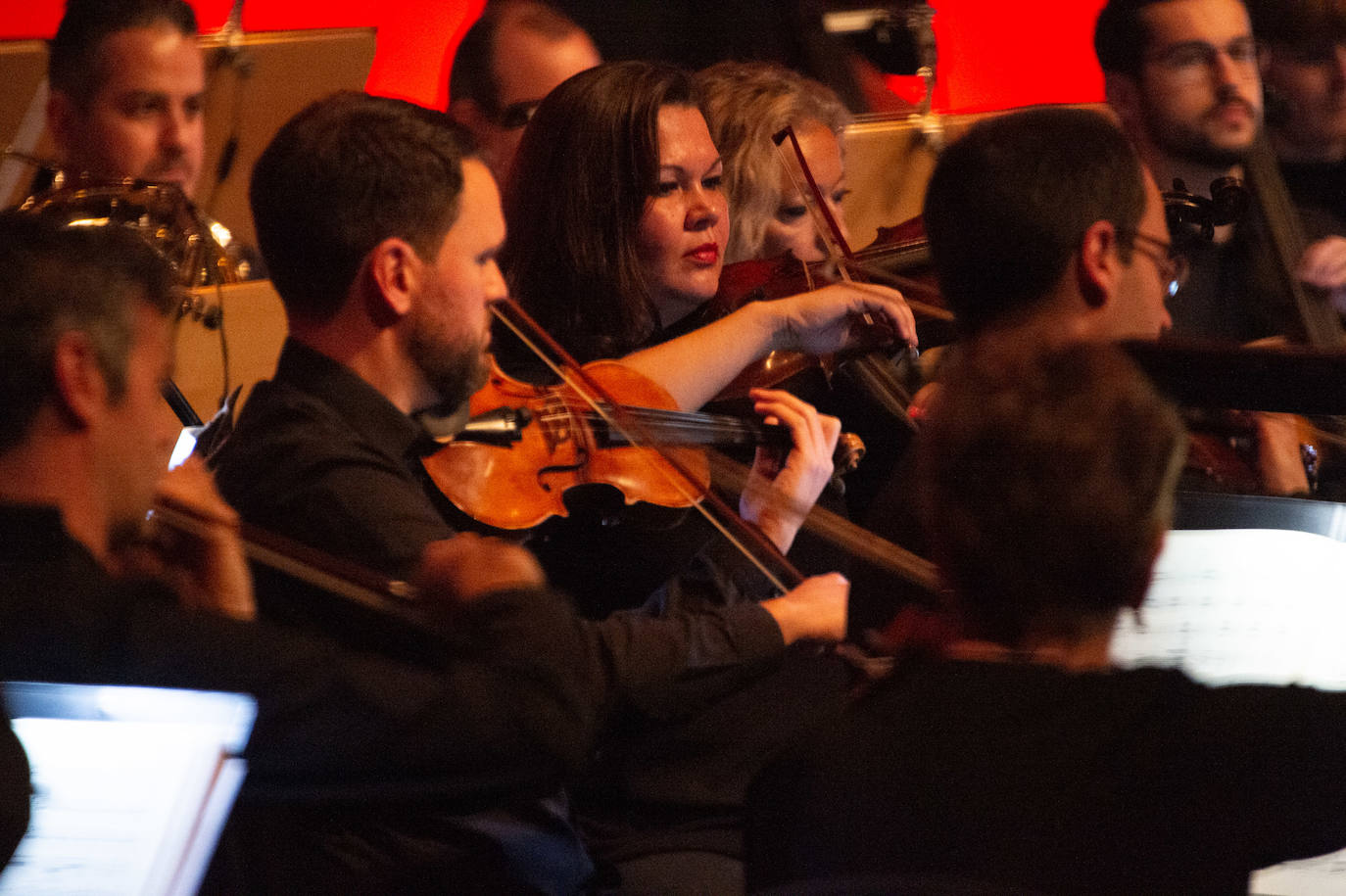 La Orquesta Sinfónica de la Región (OSRM) ofreció el primero de sus 'Conciertos canallas', programados con el fin de acercar la música clásica a nuevos públicos.