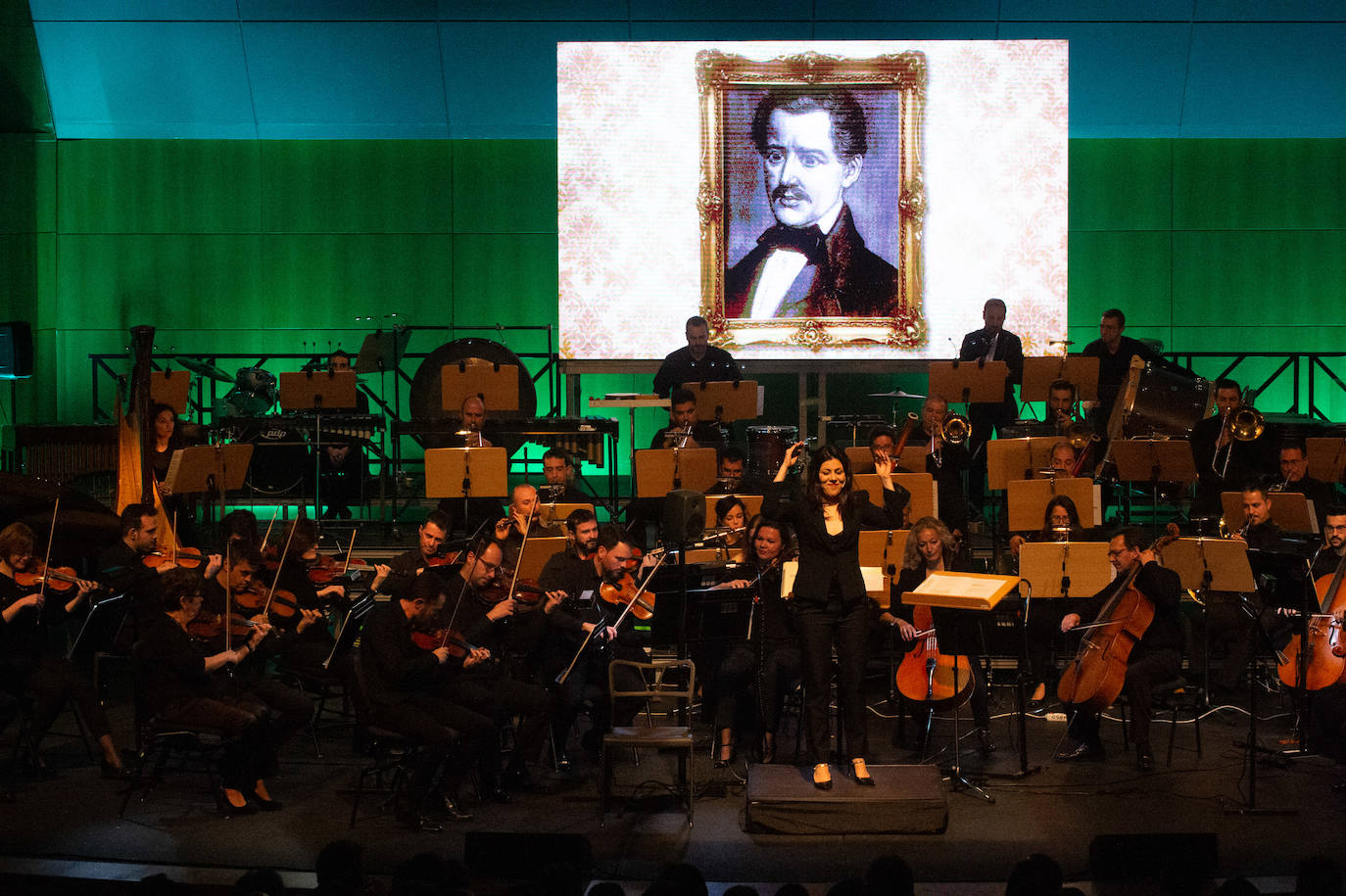 La Orquesta Sinfónica de la Región (OSRM) ofreció el primero de sus 'Conciertos canallas', programados con el fin de acercar la música clásica a nuevos públicos.