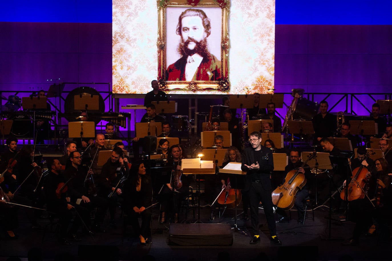 La Orquesta Sinfónica de la Región (OSRM) ofreció el primero de sus 'Conciertos canallas', programados con el fin de acercar la música clásica a nuevos públicos.