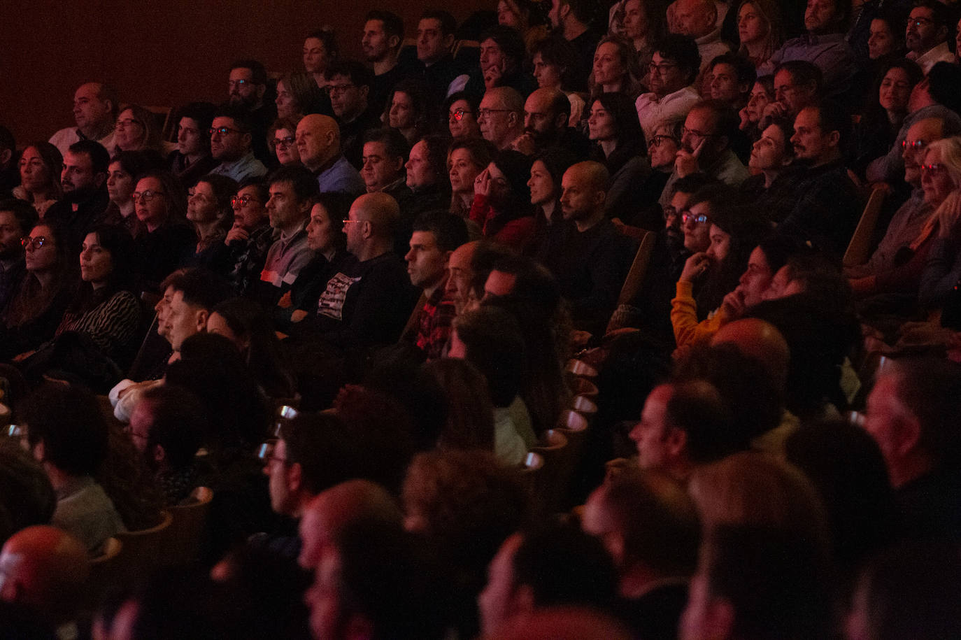 La Orquesta Sinfónica de la Región (OSRM) ofreció el primero de sus 'Conciertos canallas', programados con el fin de acercar la música clásica a nuevos públicos.