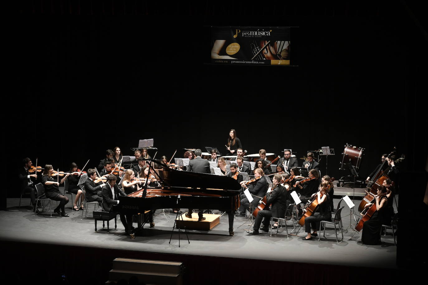 El Teatro Villa de Molina acogió anoche su Concierto de Año Nuevo a cargo de la Orquesta Sinfónica del Orfeón Fernández Caballero de Murcia.