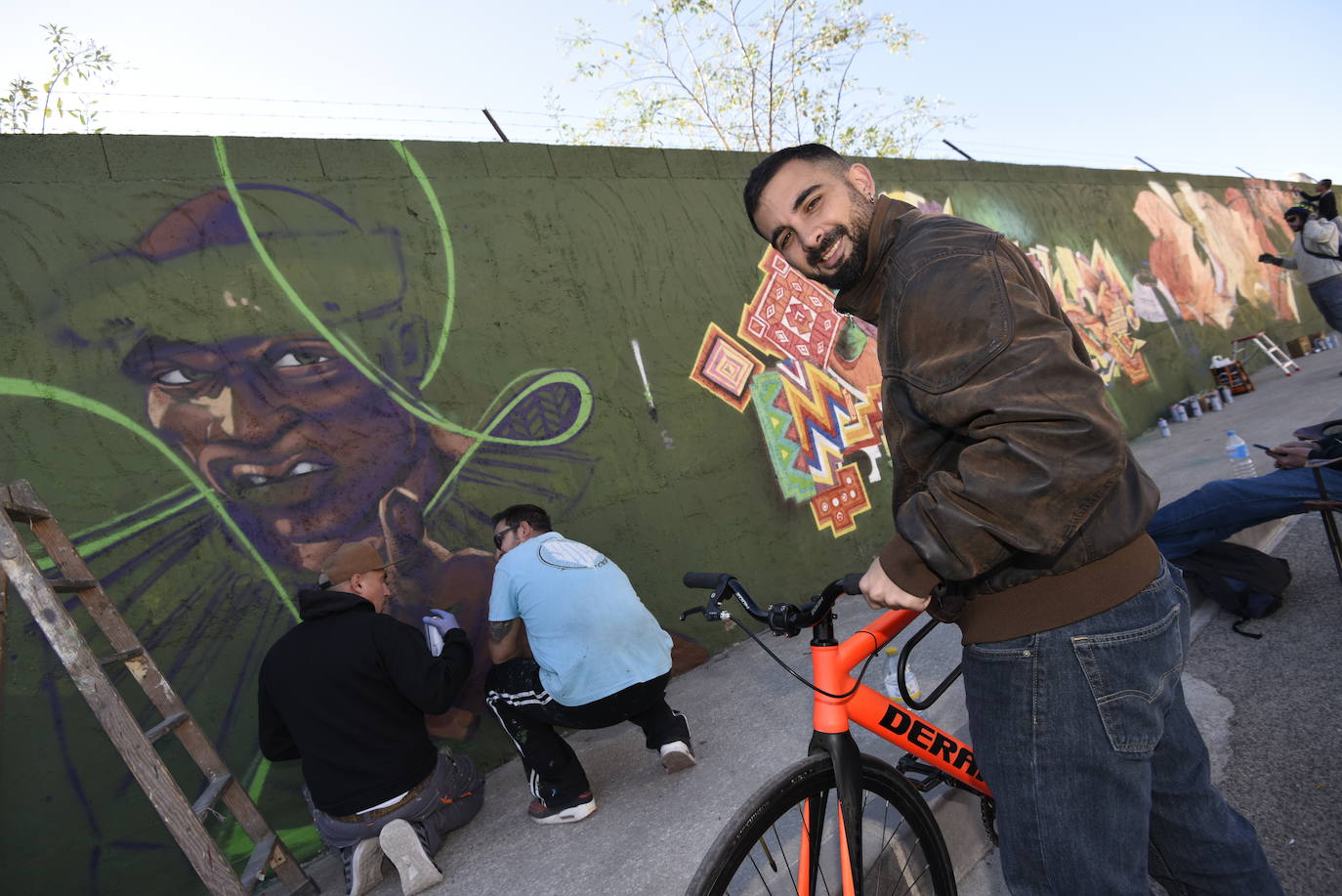 Multitud de vecinos y aficionados arropan a los raperos, grafiteros y bailarines de breakdance que ayer se reunieron en la Colonia de San Esteban, de Murcia