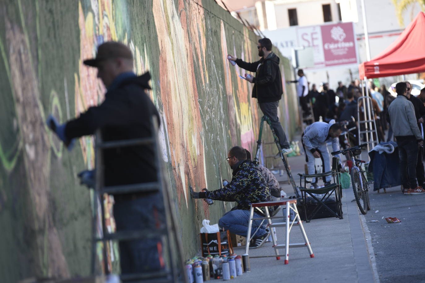 Multitud de vecinos y aficionados arropan a los raperos, grafiteros y bailarines de breakdance que ayer se reunieron en la Colonia de San Esteban, de Murcia