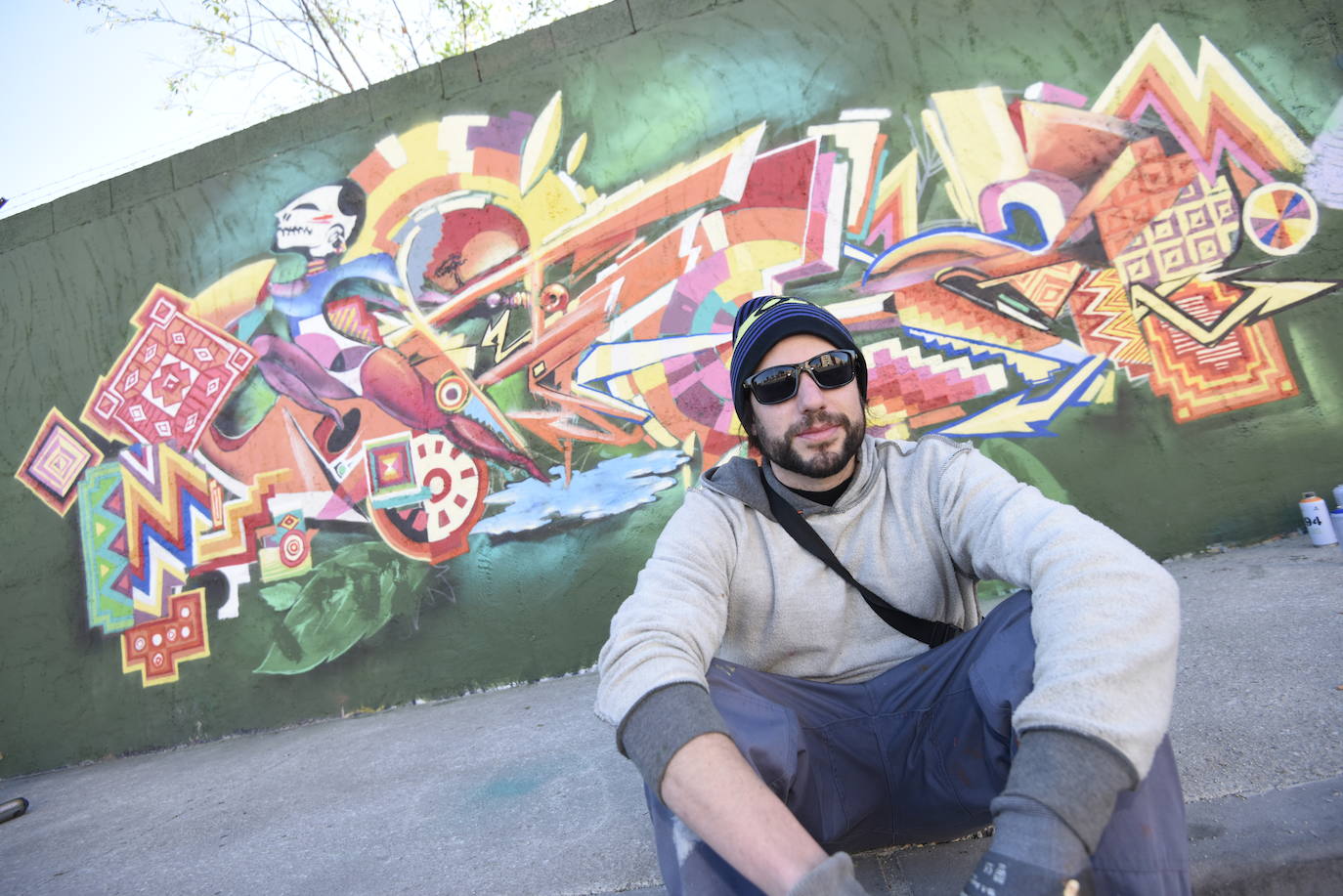 Multitud de vecinos y aficionados arropan a los raperos, grafiteros y bailarines de breakdance que ayer se reunieron en la Colonia de San Esteban, de Murcia