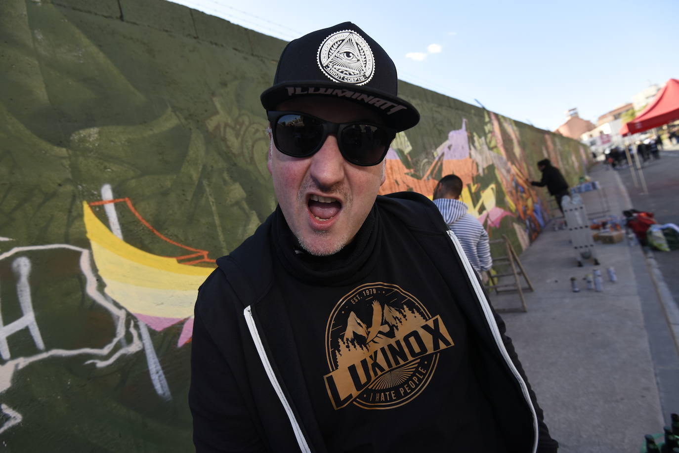 Multitud de vecinos y aficionados arropan a los raperos, grafiteros y bailarines de breakdance que ayer se reunieron en la Colonia de San Esteban, de Murcia