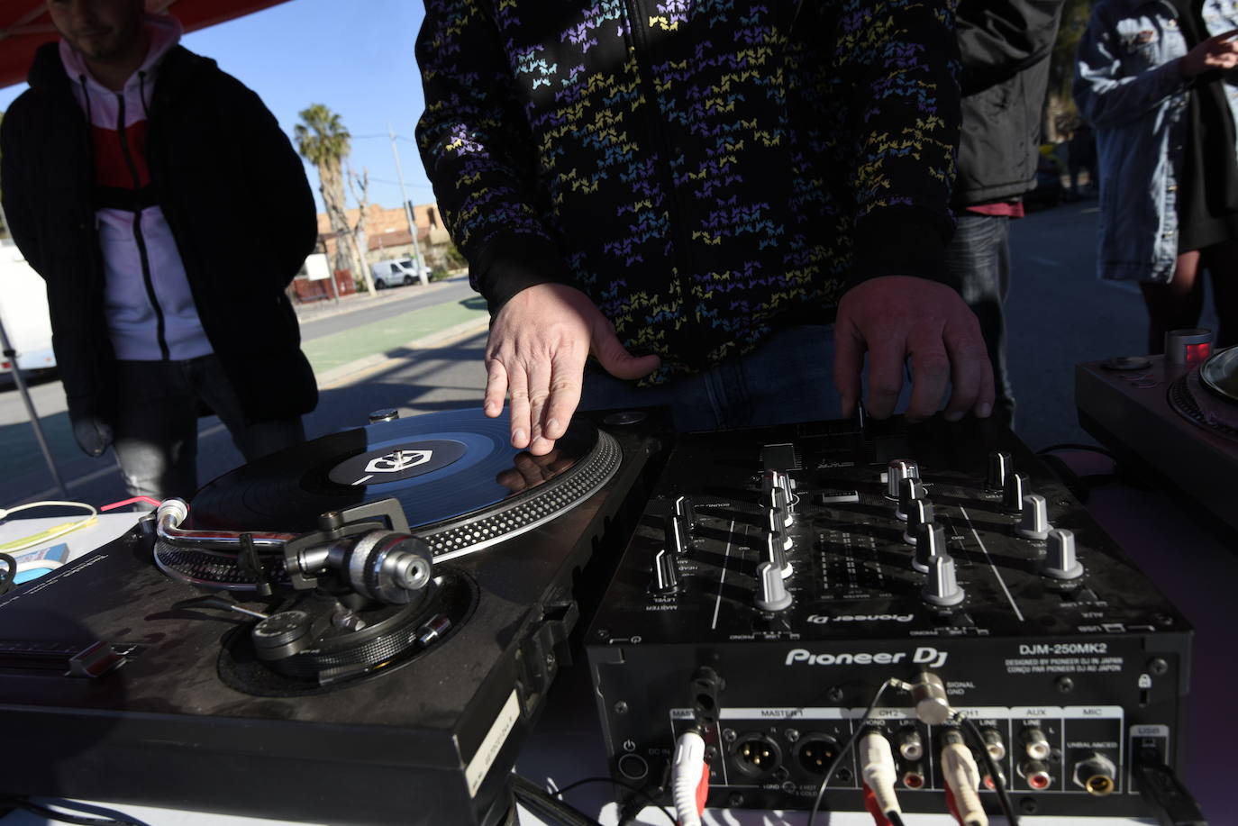 Multitud de vecinos y aficionados arropan a los raperos, grafiteros y bailarines de breakdance que ayer se reunieron en la Colonia de San Esteban, de Murcia