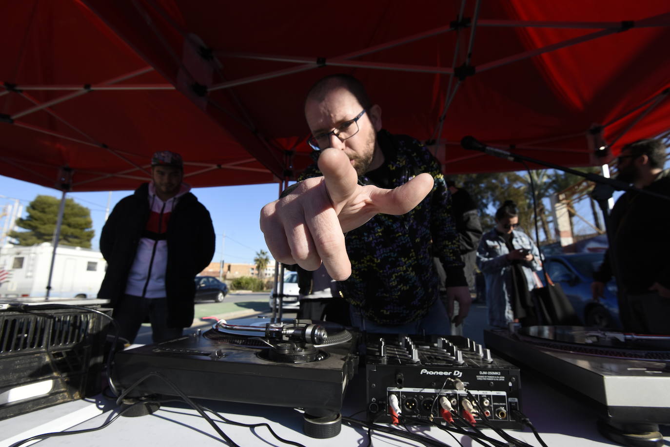 Multitud de vecinos y aficionados arropan a los raperos, grafiteros y bailarines de breakdance que ayer se reunieron en la Colonia de San Esteban, de Murcia