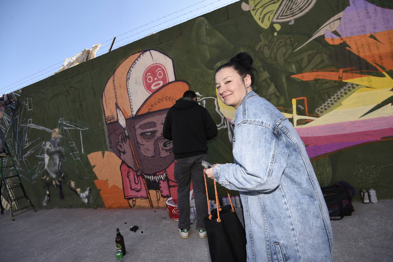 Multitud de vecinos y aficionados arropan a los raperos, grafiteros y bailarines de breakdance que ayer se reunieron en la Colonia de San Esteban, de Murcia