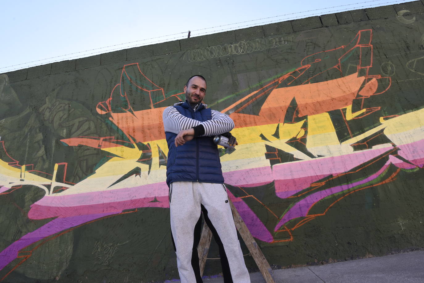 Multitud de vecinos y aficionados arropan a los raperos, grafiteros y bailarines de breakdance que ayer se reunieron en la Colonia de San Esteban, de Murcia