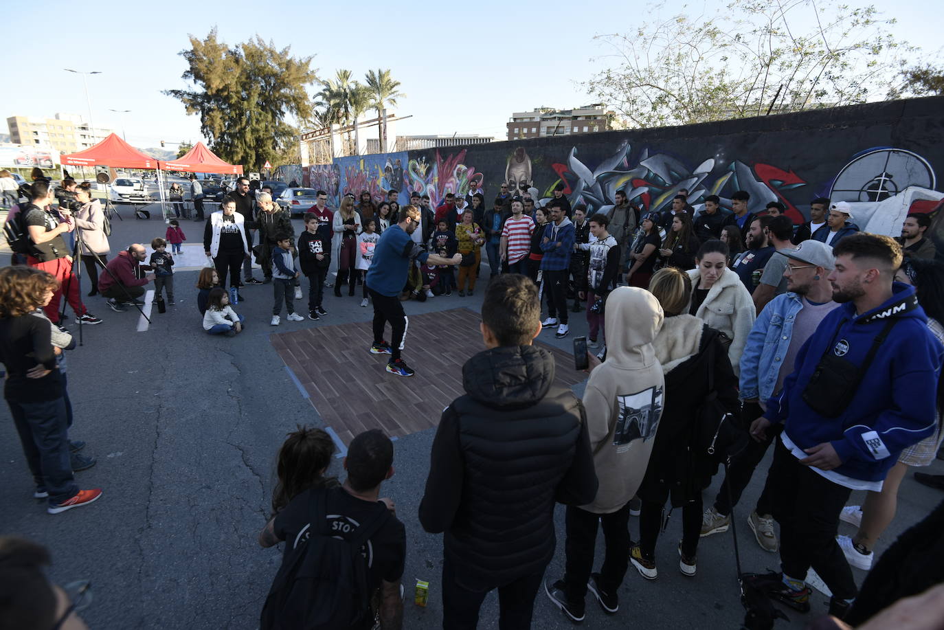 Multitud de vecinos y aficionados arropan a los raperos, grafiteros y bailarines de breakdance que ayer se reunieron en la Colonia de San Esteban, de Murcia