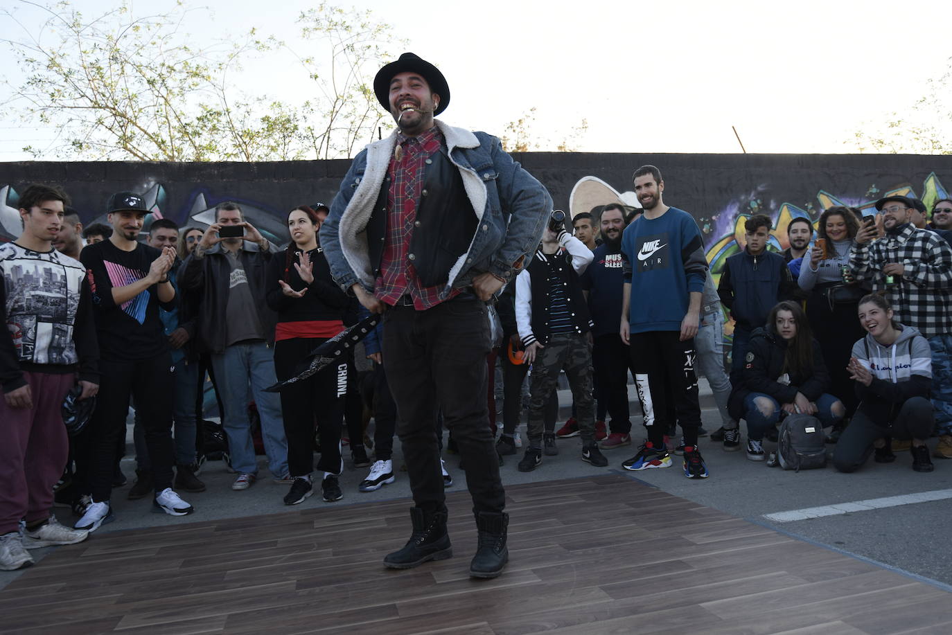 Multitud de vecinos y aficionados arropan a los raperos, grafiteros y bailarines de breakdance que ayer se reunieron en la Colonia de San Esteban, de Murcia