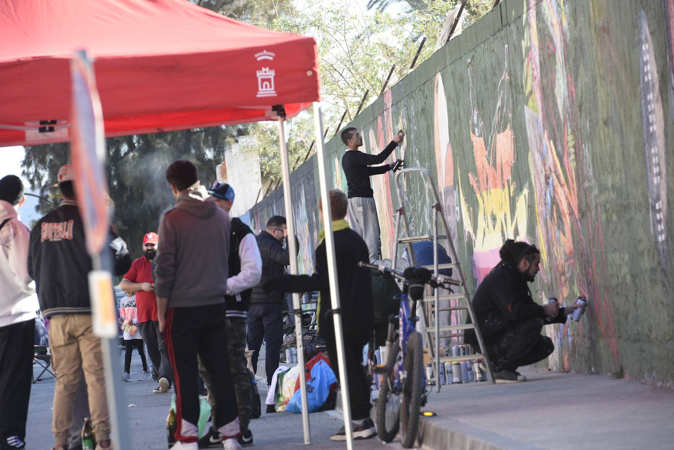 Multitud de vecinos y aficionados arropan a los raperos, grafiteros y bailarines de breakdance que ayer se reunieron en la Colonia de San Esteban, de Murcia
