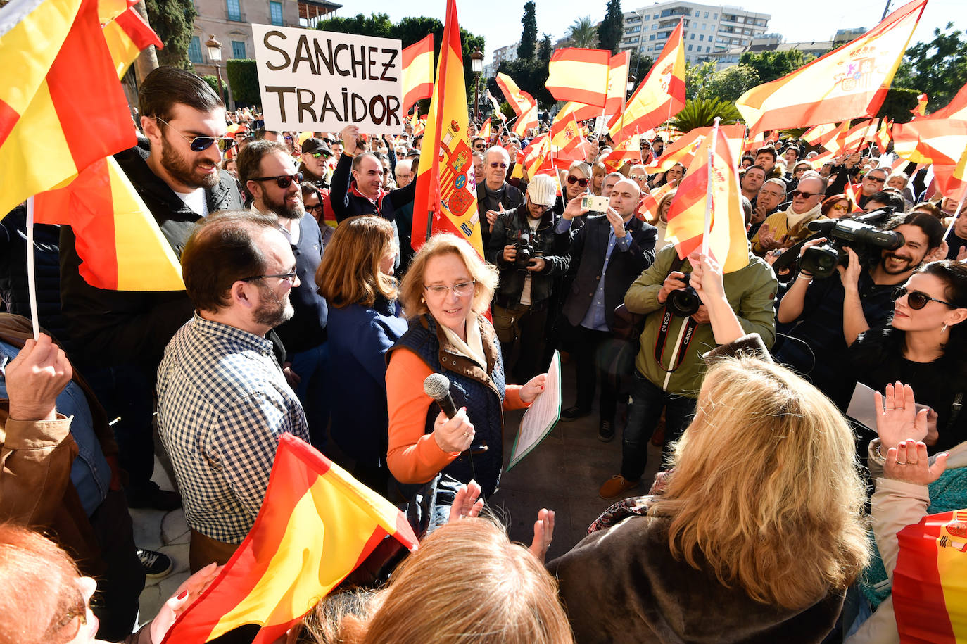 «En España cabemos todos, menos los que quieren romper la unidad nacional», proclamó la diputada Lourdes Méndez