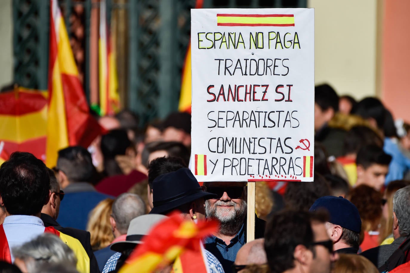 «En España cabemos todos, menos los que quieren romper la unidad nacional», proclamó la diputada Lourdes Méndez