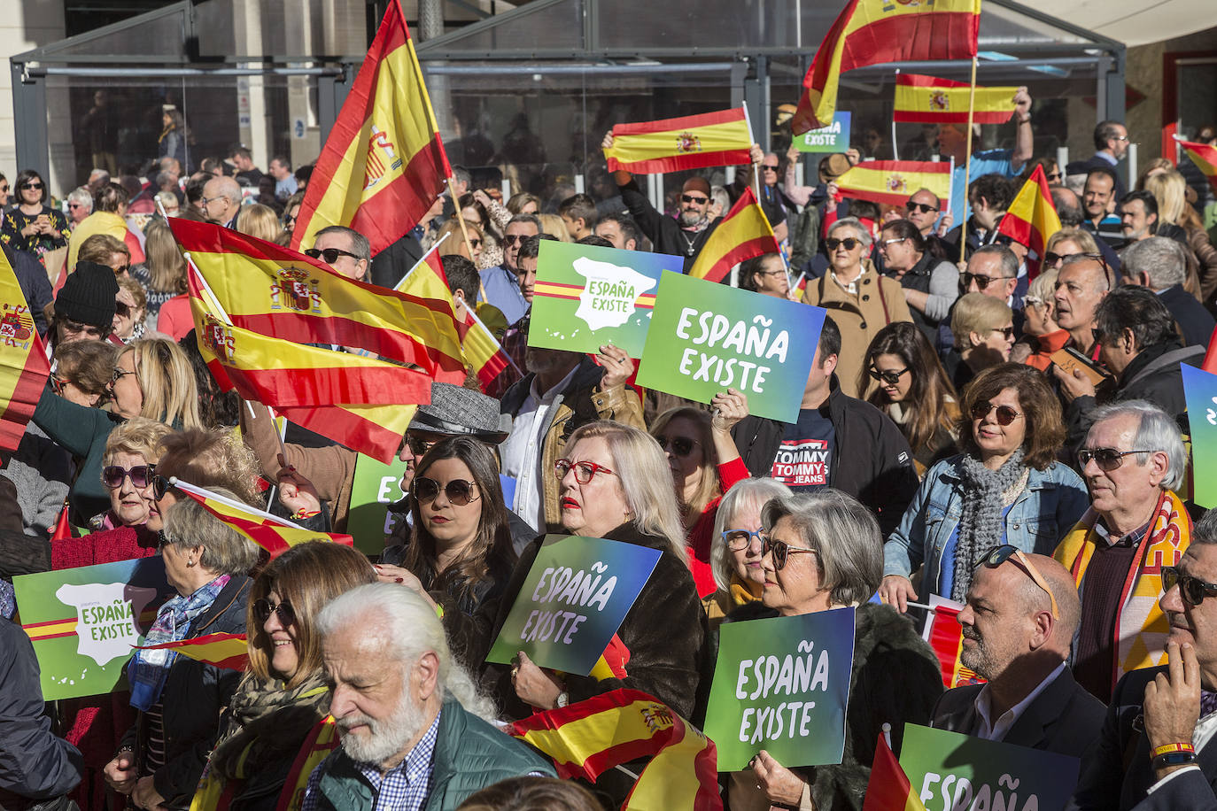 Vox congregó a cientos de personas que se manifestaron por la defensa de la unidad de España en la ciudad portuaria