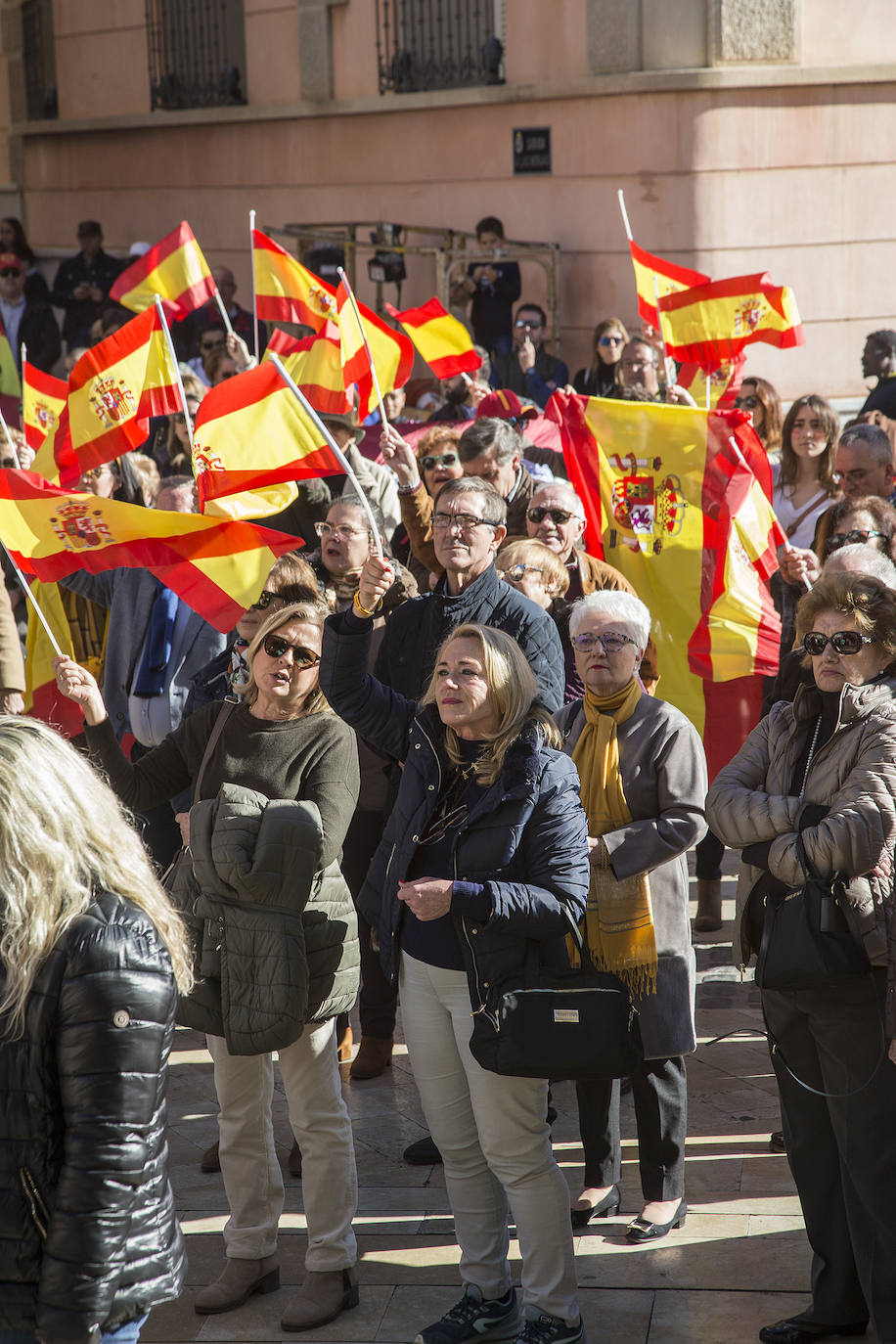 Vox congregó a cientos de personas que se manifestaron por la defensa de la unidad de España en la ciudad portuaria