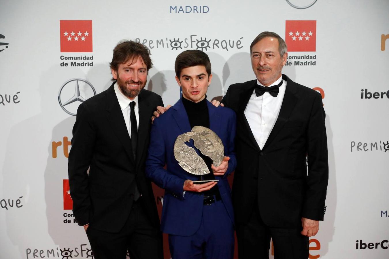 El director Daniel Sanchez Arévalo (izda), el actor Biel Montoro (c), y el productor José Antonio Felez, posan con el premio a la mejor película en Cine y Educación en Valores por 'Diecisiete'.