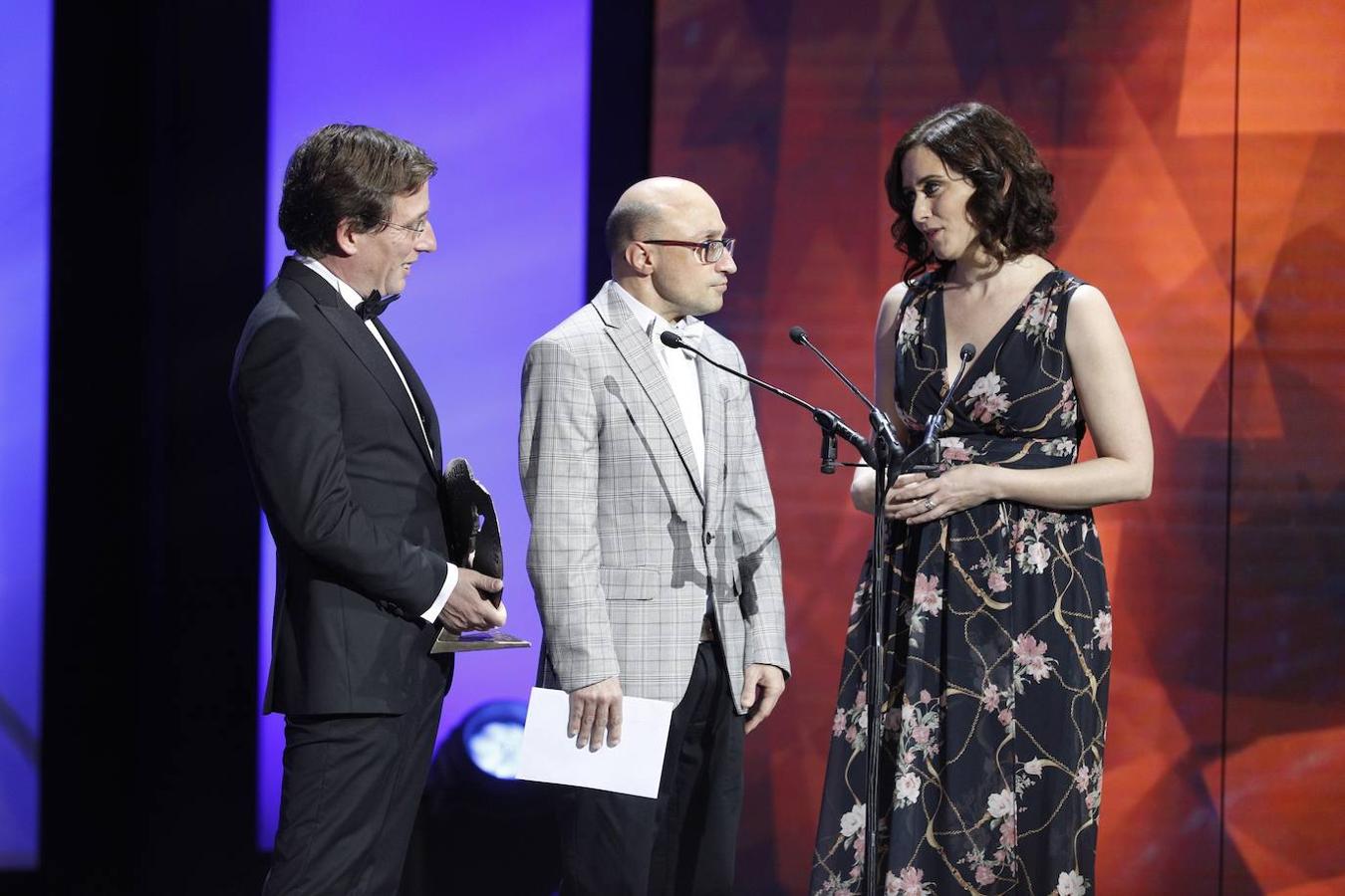 El actor Jesús Vidal (c), la presidenta de la Comunidad de Madrid, Isabel Díaz Ayuso (d), y el alcalde José Luis Martínez-Almeida se disponen a entregar el galardón en la categoría Cine y Valores.