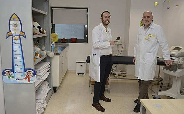 Juan Miguel Aguilar (izquierda) con Francisco Castro, jefe de Cardiología pediátrica. 
