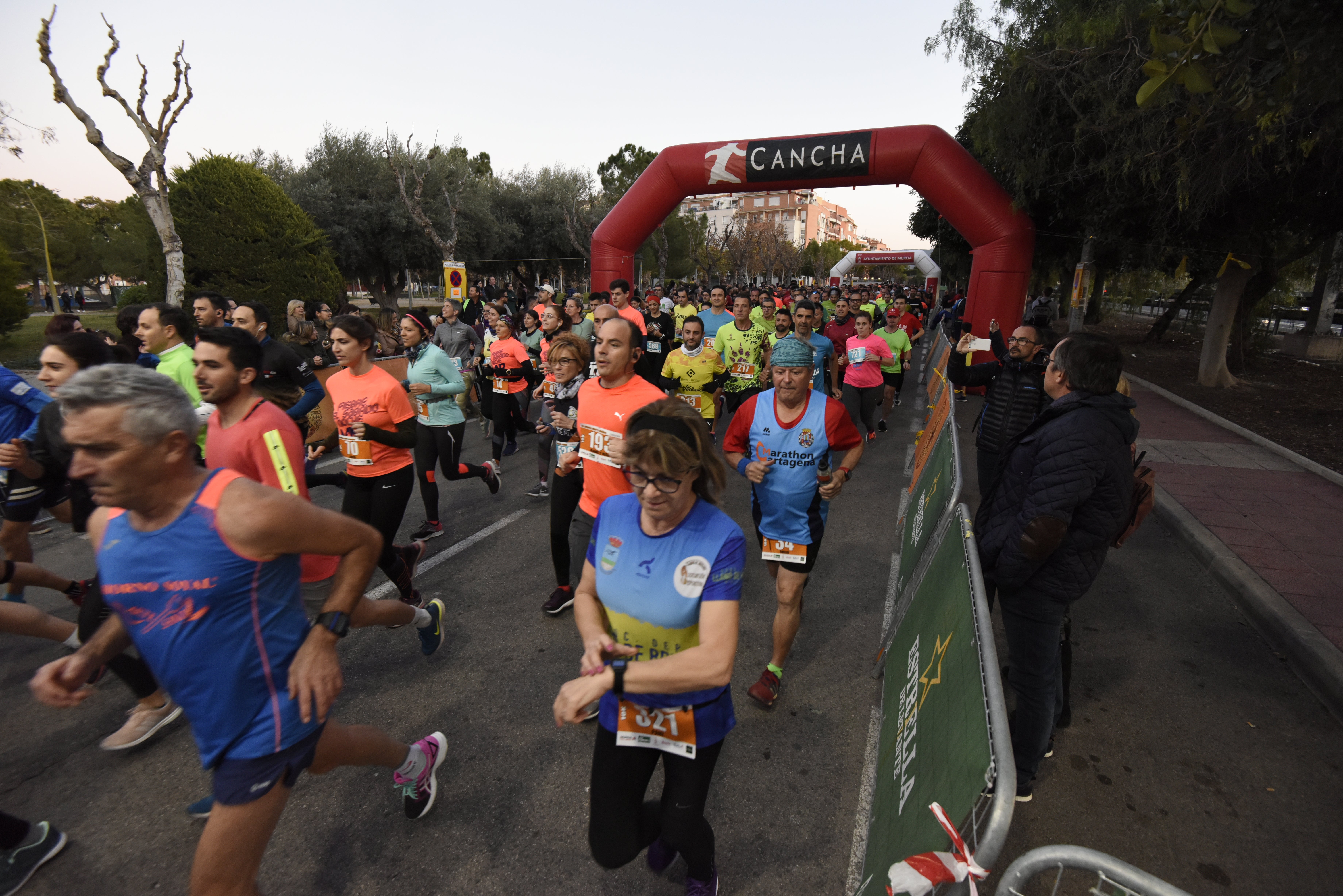 El atleta del C.D. Filippedes Moratalla complet los 10 kilómetros en 33:30 minutos, por el tiempo de 41:22 de la corredora del C.D. Runtritón Cartagena. En la distancia corta vencen Ennio Constantino y Simona Slimaite