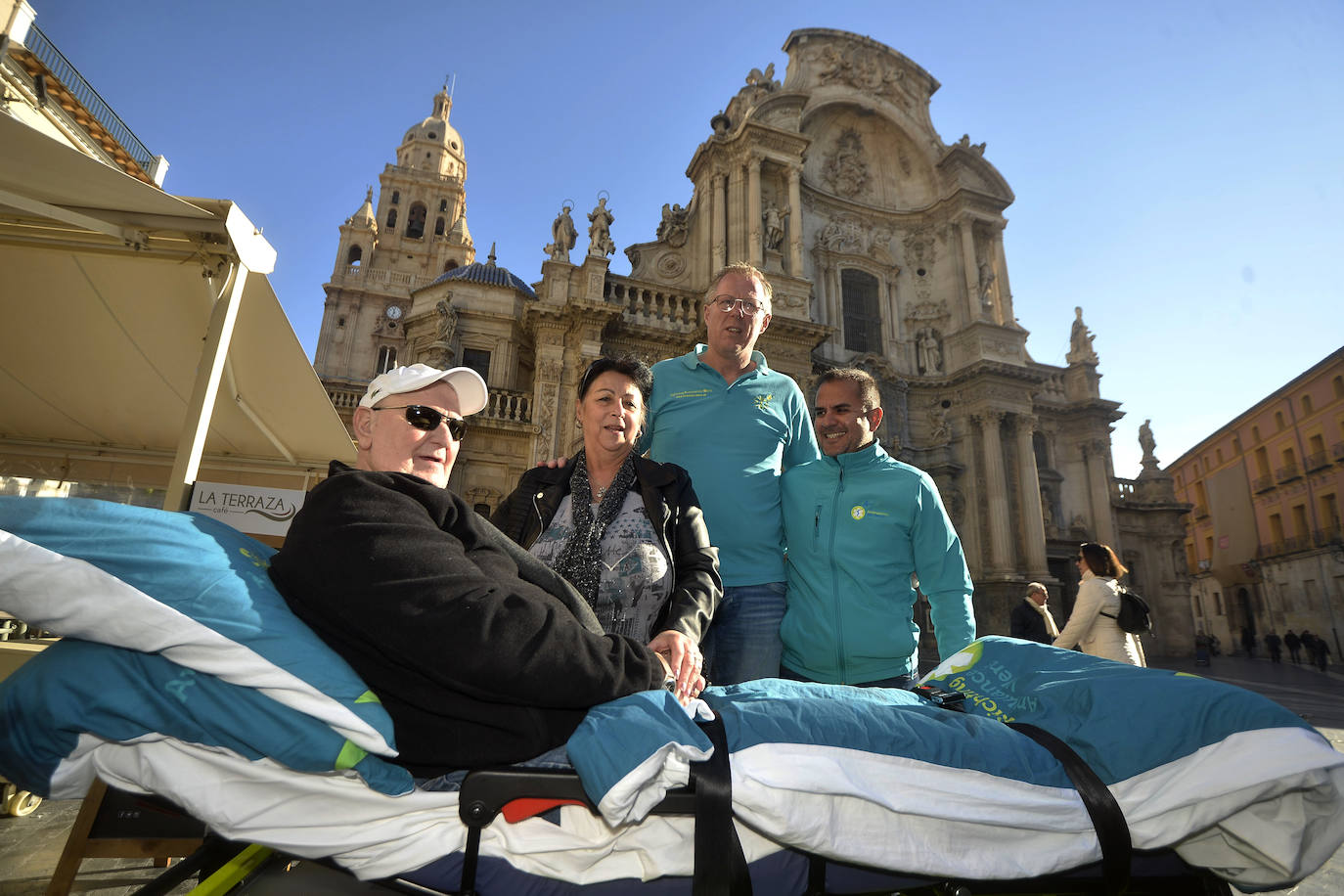 La Fundación Ambulancia del Deseo permite que un paciente holandés en cuidados paliativos recorra 2.000 kilómetros para visitar Murcia y Alicante, donde residen sus sobrinos