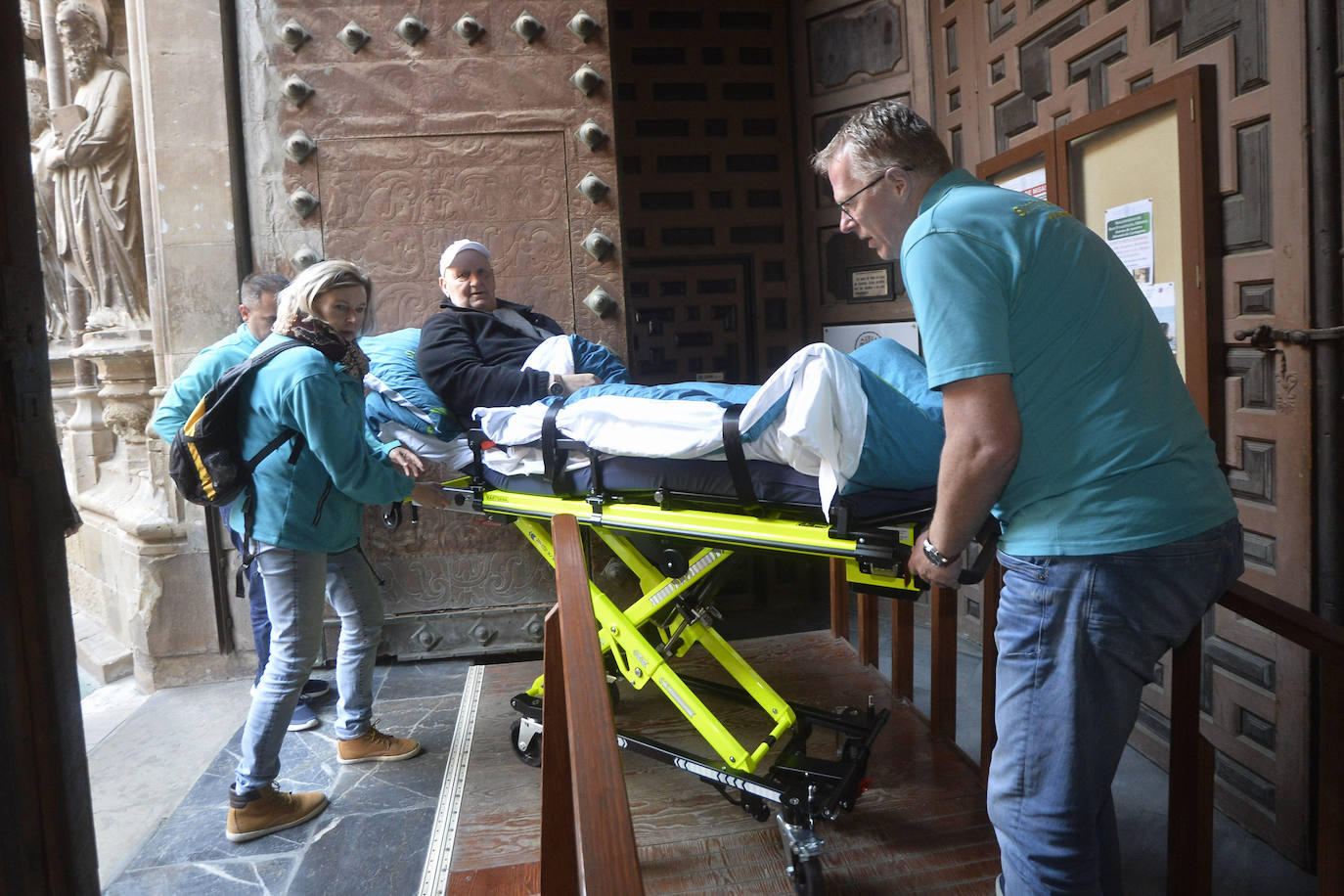 La Fundación Ambulancia del Deseo permite que un paciente holandés en cuidados paliativos recorra 2.000 kilómetros para visitar Murcia y Alicante, donde residen sus sobrinos