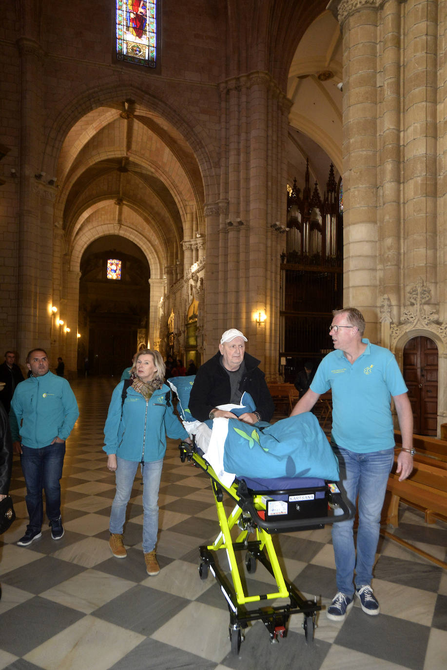 La Fundación Ambulancia del Deseo permite que un paciente holandés en cuidados paliativos recorra 2.000 kilómetros para visitar Murcia y Alicante, donde residen sus sobrinos