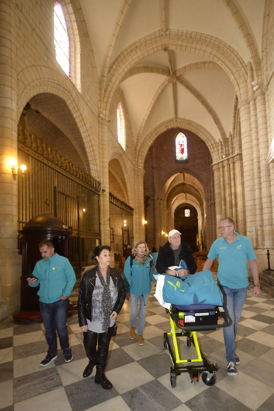 La Fundación Ambulancia del Deseo permite que un paciente holandés en cuidados paliativos recorra 2.000 kilómetros para visitar Murcia y Alicante, donde residen sus sobrinos