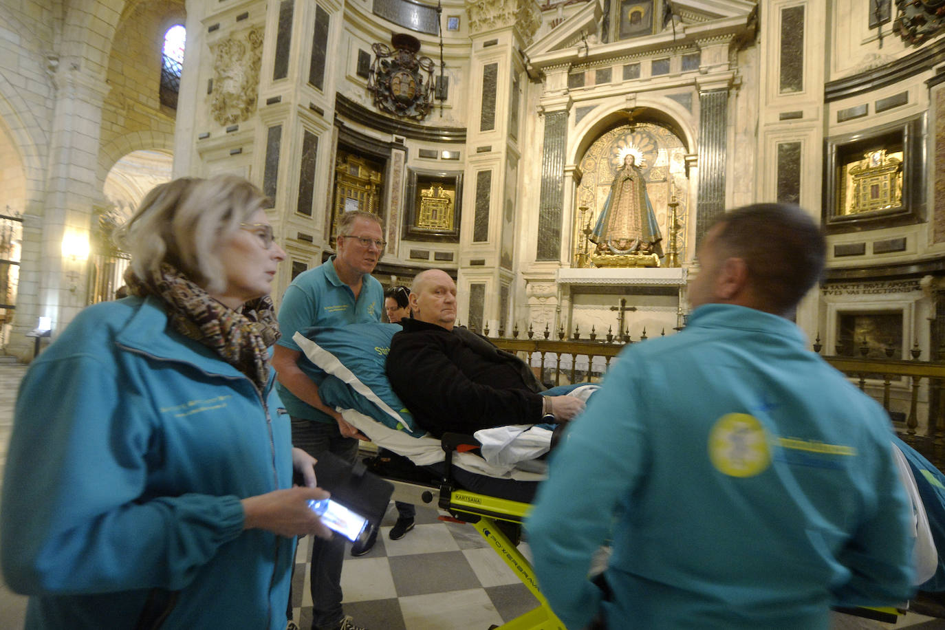 La Fundación Ambulancia del Deseo permite que un paciente holandés en cuidados paliativos recorra 2.000 kilómetros para visitar Murcia y Alicante, donde residen sus sobrinos