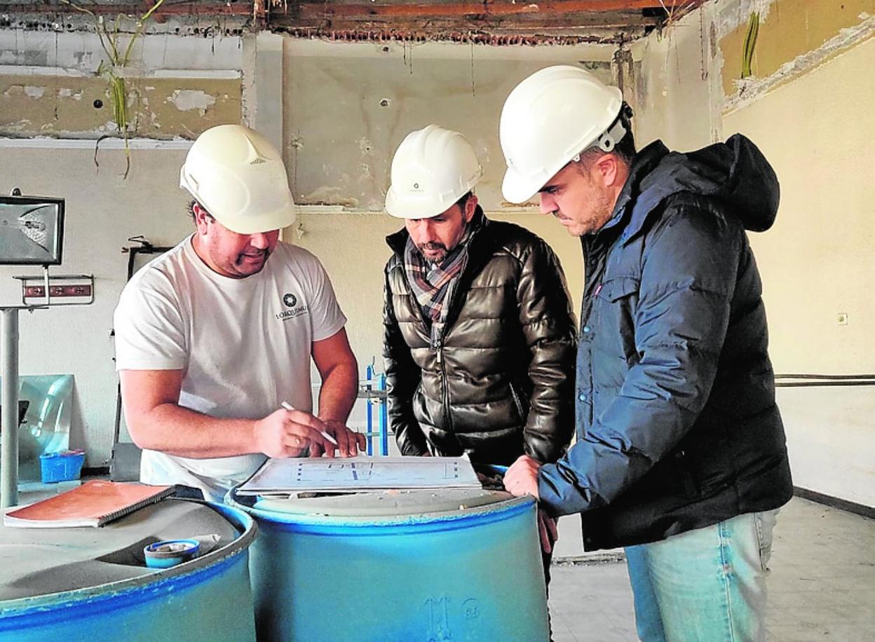 El edil Mario Gómez (c) supervisa las obras del edificio histórico. 