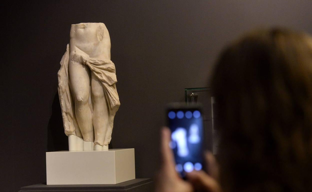 Una visitante del Museo Nacional de Arqueología fotografía a la 'Venus de Bullas'.