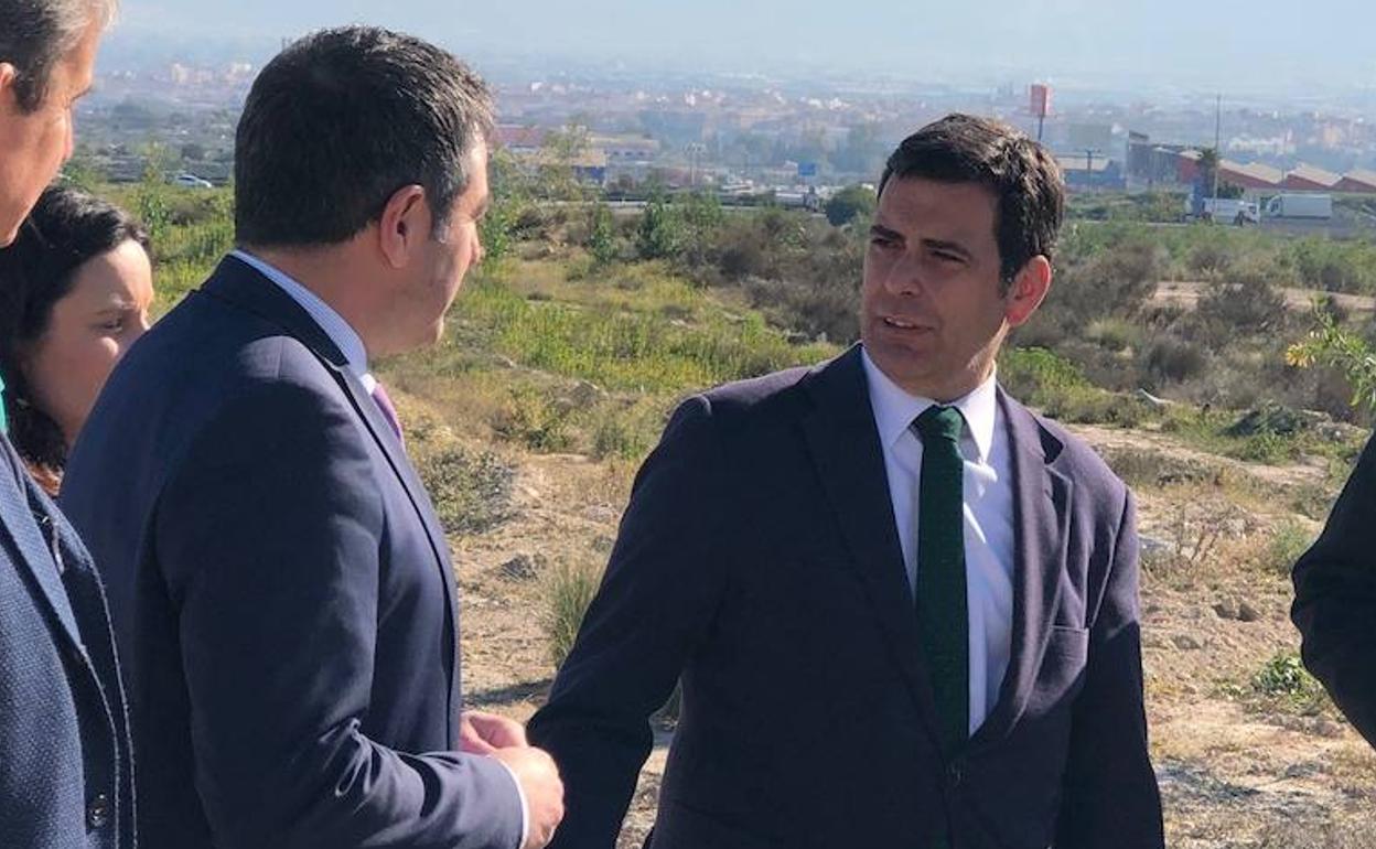 El alcalde de Alcantarilla, Joaquín Buendía, y el consejero de Fomento e Infraestructuras, José Ramón Díez de Revenga, este lunes.