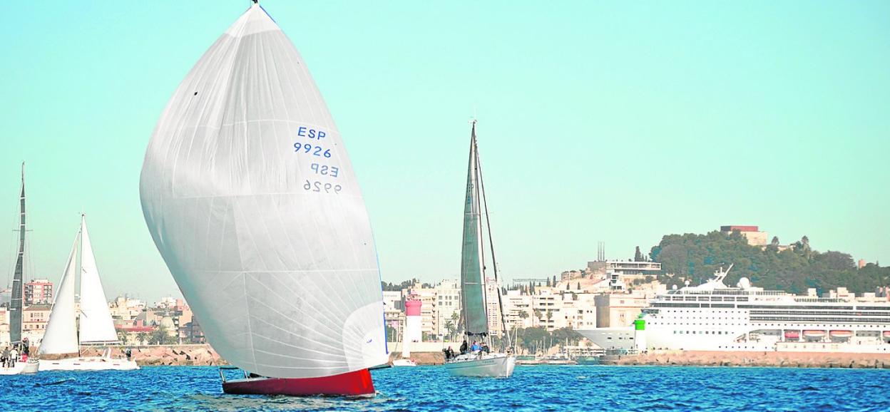 Cruceros en la Vuelta a las Islas disputada en Cartagena, el domingo. 
