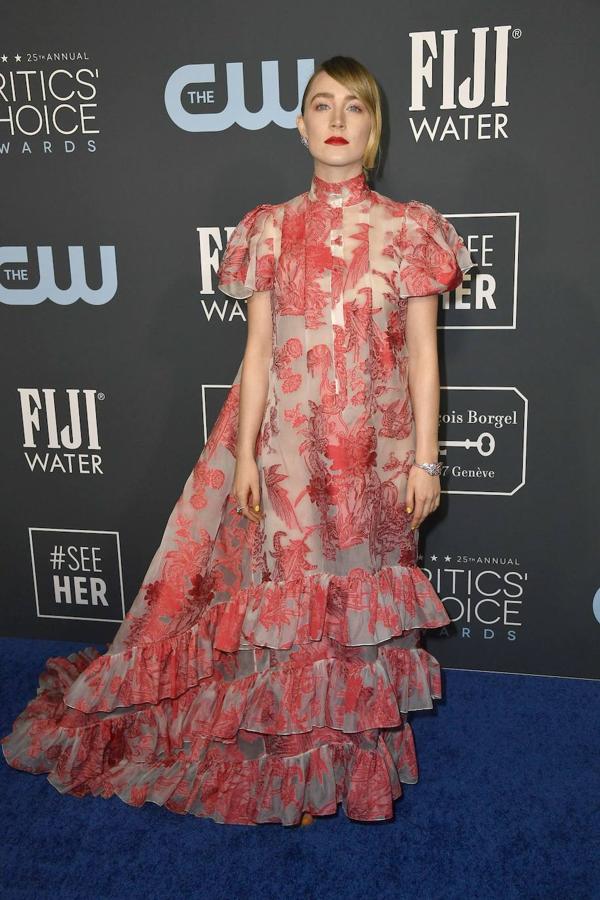 Saoirse Ronan asistió a los Critcs´ Choice Awards con un diseño de mangas abullonadas de la firma Erdem. 