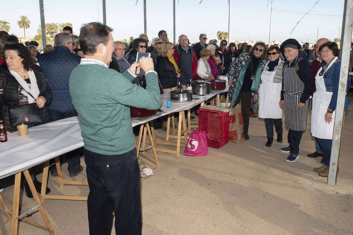 Decenas de personas se agolpan junto a las barras, donde amas de casa y peñistas sirven las típicas pelotas galileas